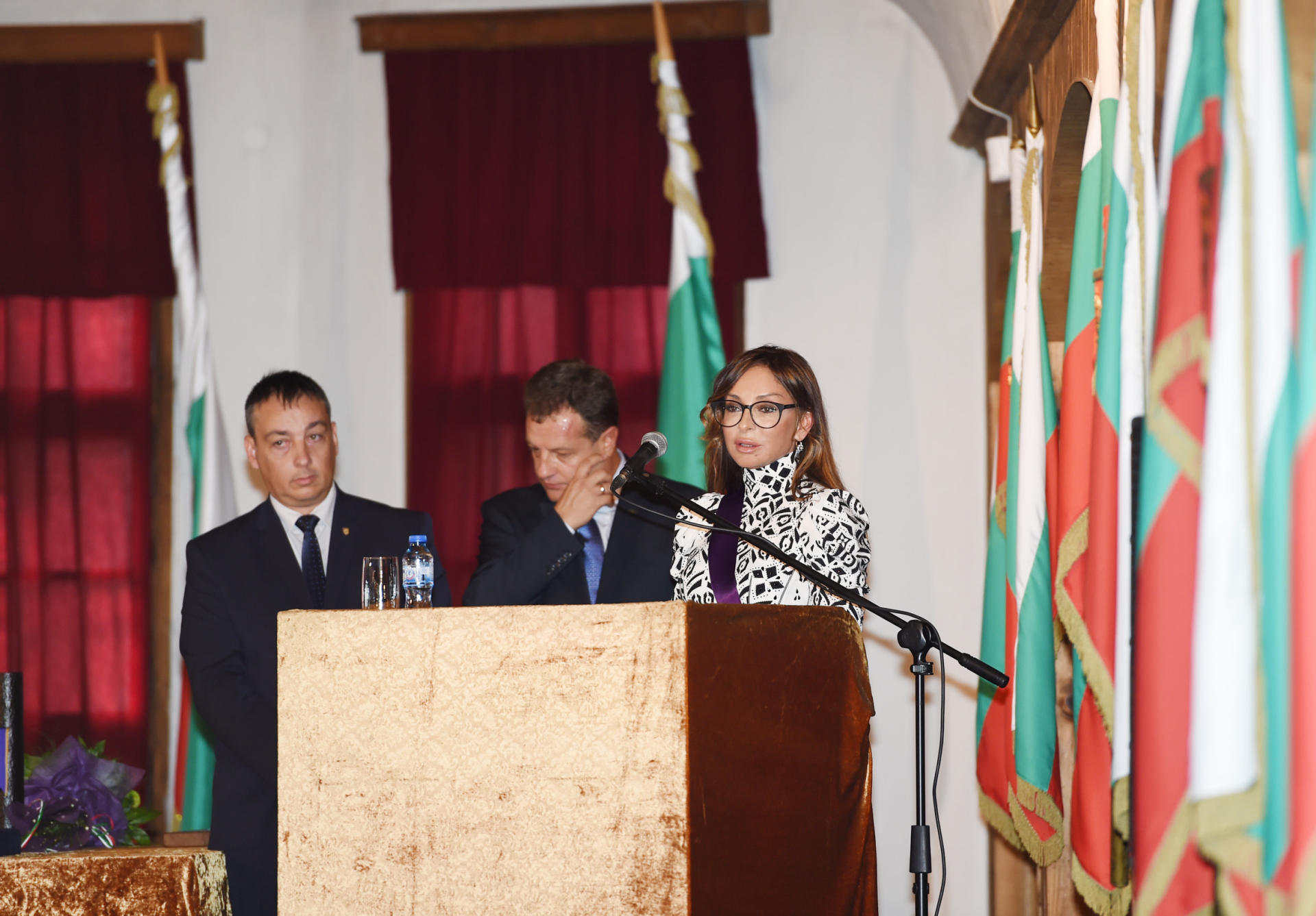 Birinci xanım Mehriban Əliyevaya Veliko Tırnovo şəhərində fəxri vətəndaş və fəxri doktor diplomları təqdim edilib (FOTO)