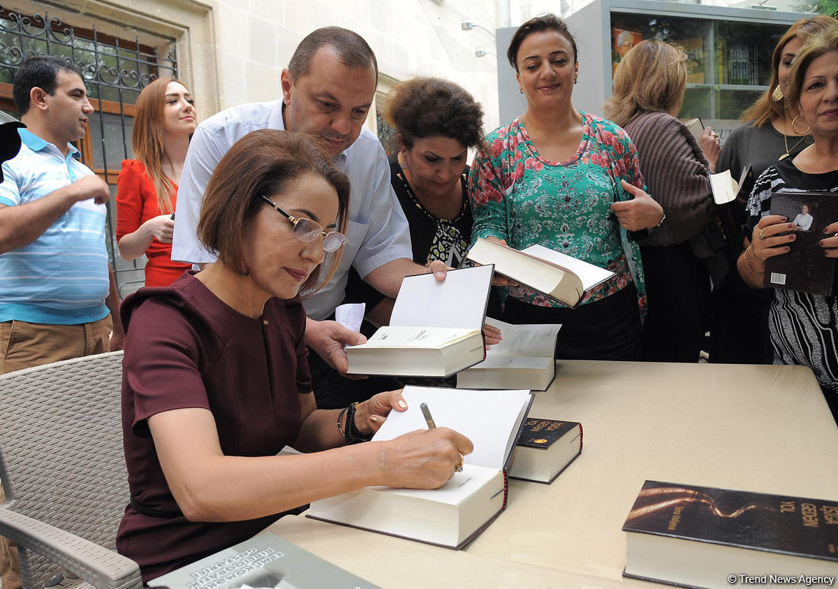 Sona Vəliyevanın “İşığa gedən yol” romanının təqdimat mərasimi keçirilib (FOTO)