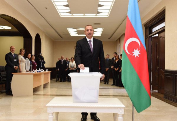 Prezident İlham Əliyev və xanımı Bakıdakı 6 saylı seçki məntəqəsində səs veriblər (YENİLƏNİB) (FOTO)