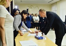 Prezident İlham Əliyev və xanımı Bakıdakı 6 saylı seçki məntəqəsində səs veriblər (YENİLƏNİB) (FOTO)