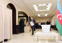 Prezident İlham Əliyev və xanımı Bakıdakı 6 saylı seçki məntəqəsində səs veriblər (YENİLƏNİB) (FOTO)