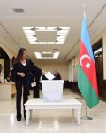 Prezident İlham Əliyev və xanımı Bakıdakı 6 saylı seçki məntəqəsində səs veriblər (YENİLƏNİB) (FOTO)
