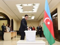 Prezident İlham Əliyev və xanımı Bakıdakı 6 saylı seçki məntəqəsində səs veriblər (YENİLƏNİB) (FOTO)