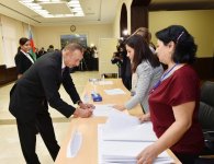 Prezident İlham Əliyev və xanımı Bakıdakı 6 saylı seçki məntəqəsində səs veriblər (YENİLƏNİB) (FOTO)