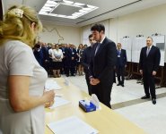 Prezident İlham Əliyev və xanımı Bakıdakı 6 saylı seçki məntəqəsində səs veriblər (YENİLƏNİB) (FOTO)