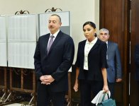 Prezident İlham Əliyev və xanımı Bakıdakı 6 saylı seçki məntəqəsində səs veriblər (YENİLƏNİB) (FOTO)
