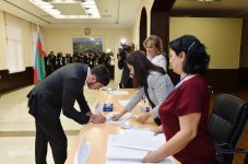 Prezident İlham Əliyev və xanımı Bakıdakı 6 saylı seçki məntəqəsində səs veriblər (YENİLƏNİB) (FOTO)