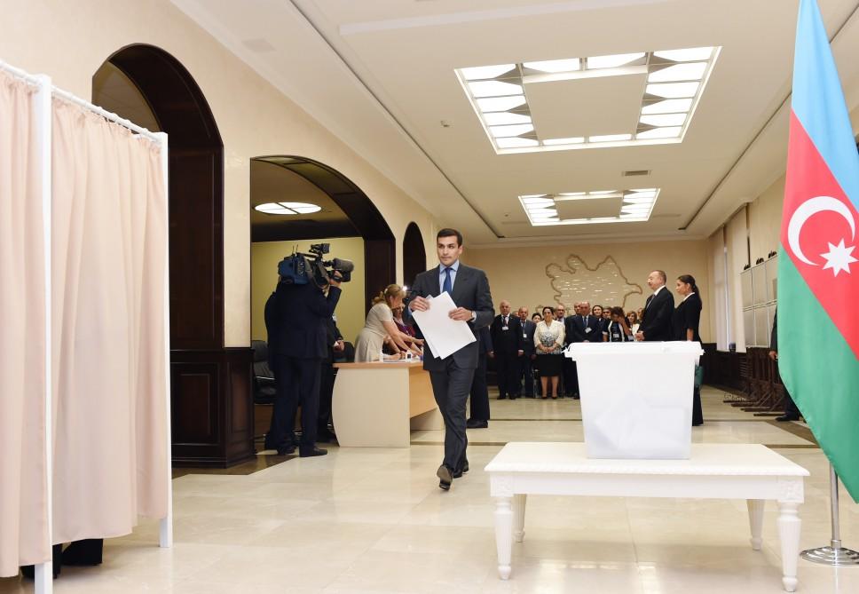 Prezident İlham Əliyev və xanımı Bakıdakı 6 saylı seçki məntəqəsində səs veriblər (YENİLƏNİB) (FOTO)
