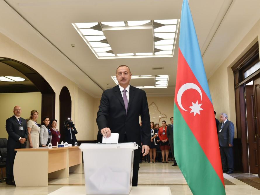 Prezident İlham Əliyev və xanımı Bakıdakı 6 saylı seçki məntəqəsində səs veriblər (YENİLƏNİB) (FOTO)