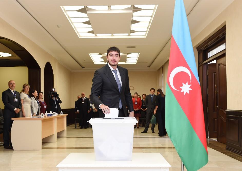 Prezident İlham Əliyev və xanımı Bakıdakı 6 saylı seçki məntəqəsində səs veriblər (YENİLƏNİB) (FOTO)