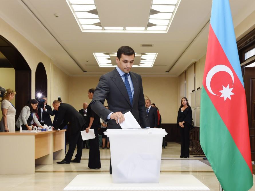 Prezident İlham Əliyev və xanımı Bakıdakı 6 saylı seçki məntəqəsində səs veriblər (YENİLƏNİB) (FOTO)