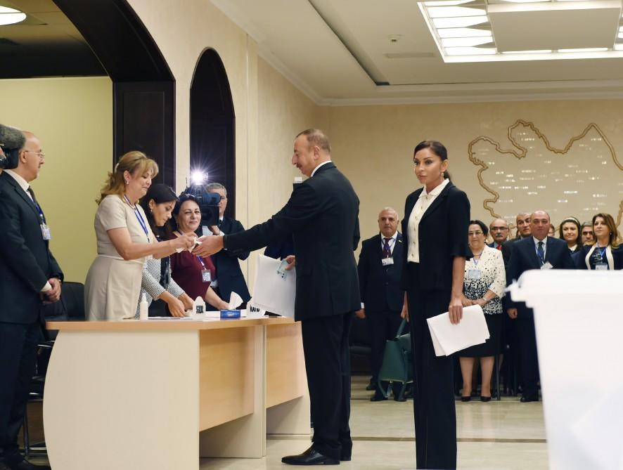 Prezident İlham Əliyev və xanımı Bakıdakı 6 saylı seçki məntəqəsində səs veriblər (YENİLƏNİB) (FOTO)