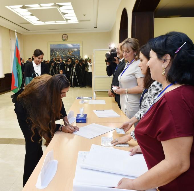 Prezident İlham Əliyev və xanımı Bakıdakı 6 saylı seçki məntəqəsində səs veriblər (YENİLƏNİB) (FOTO)