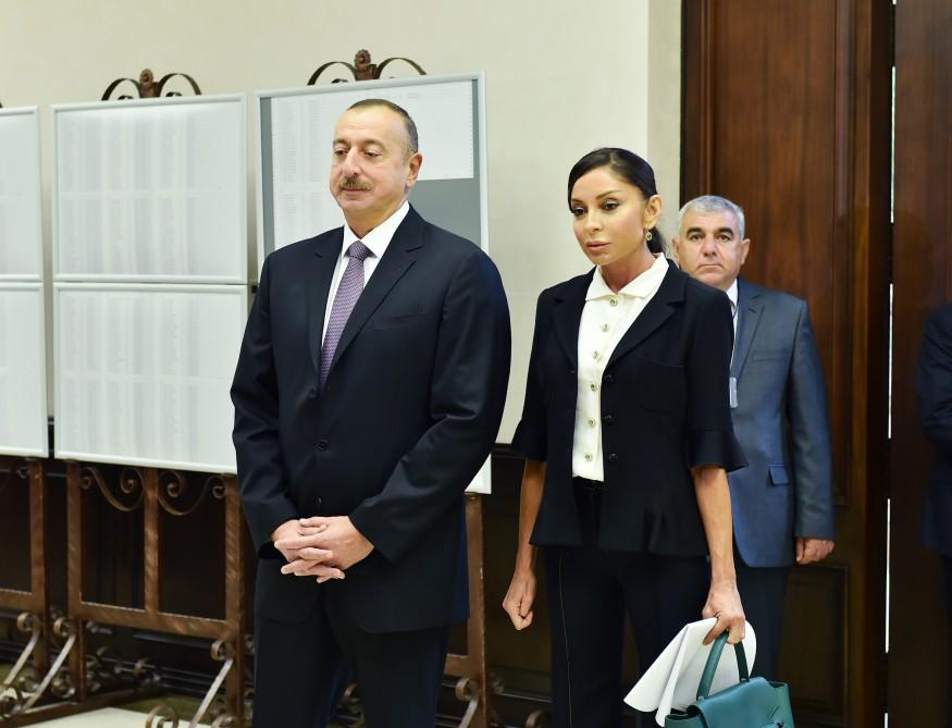 Prezident İlham Əliyev və xanımı Bakıdakı 6 saylı seçki məntəqəsində səs veriblər (YENİLƏNİB) (FOTO)