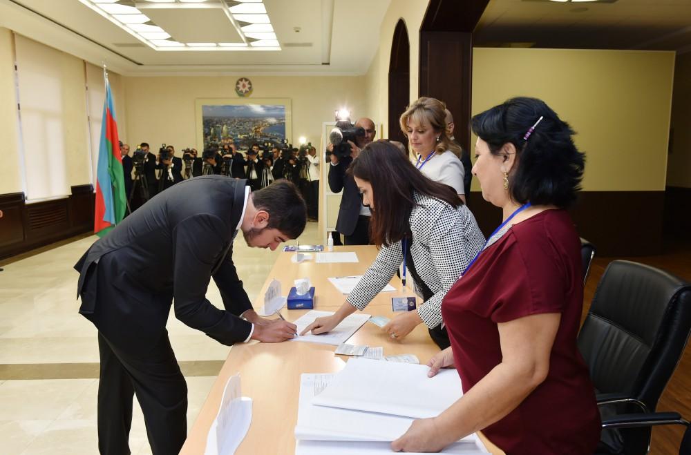 Prezident İlham Əliyev və xanımı Bakıdakı 6 saylı seçki məntəqəsində səs veriblər (YENİLƏNİB) (FOTO)