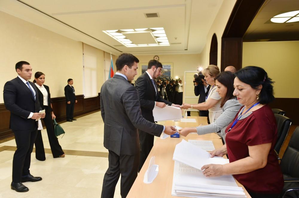 Prezident İlham Əliyev və xanımı Bakıdakı 6 saylı seçki məntəqəsində səs veriblər (YENİLƏNİB) (FOTO)