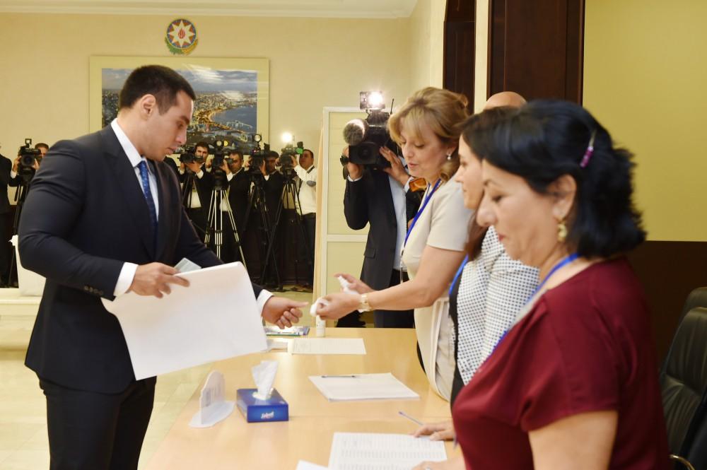 Prezident İlham Əliyev və xanımı Bakıdakı 6 saylı seçki məntəqəsində səs veriblər (YENİLƏNİB) (FOTO)