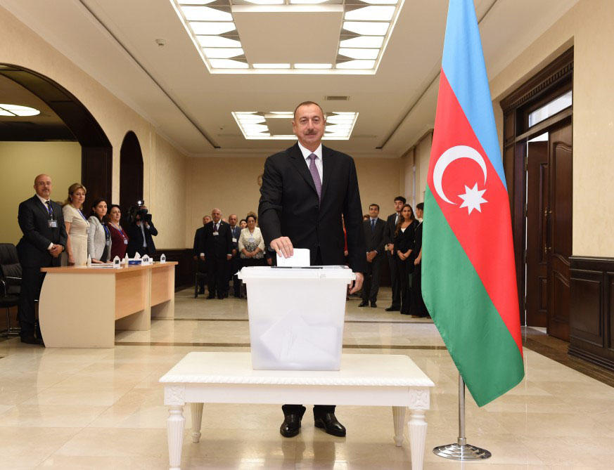 Prezident İlham Əliyev və xanımı Bakıdakı 6 saylı seçki məntəqəsində səs veriblər (YENİLƏNİB) (FOTO)