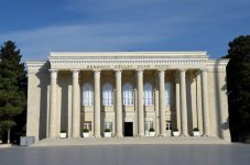Prezident İlham Əliyev Sumqayıt Dövlət Dram Teatrının binasında yaradılan şəraitlə tanış olub (FOTO) (YENİLƏNİB)