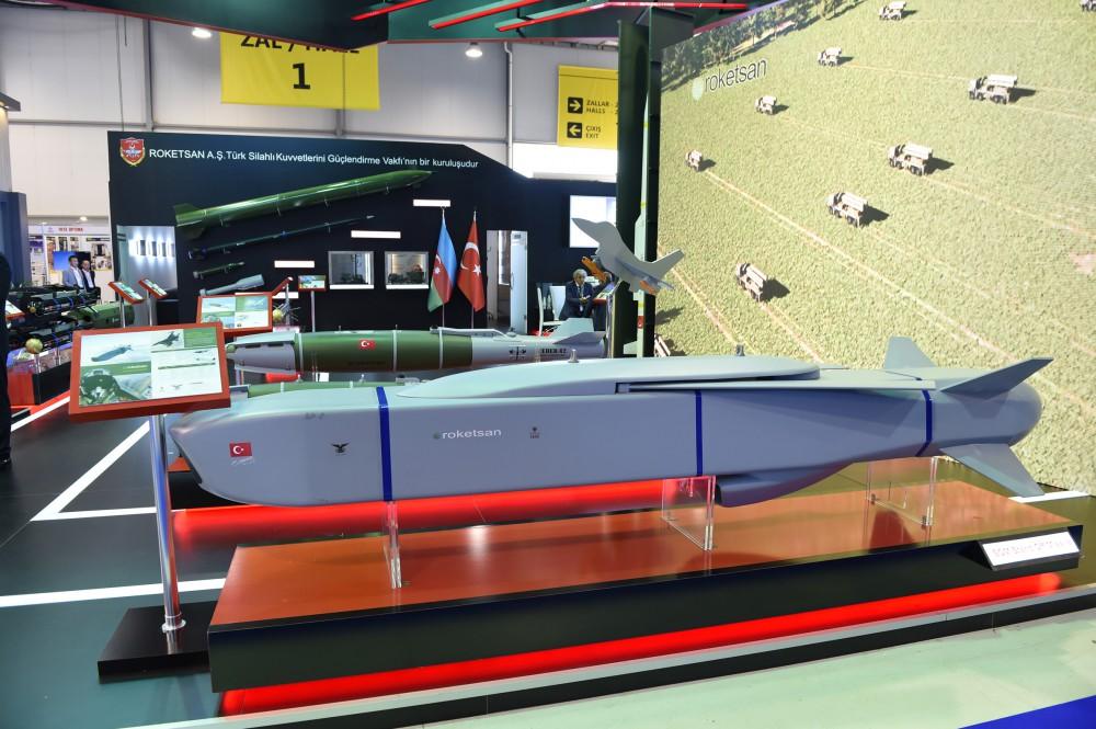 Prezident İlham Əliyev “ADEX 2016” II Azərbaycan Beynəlxalq müdafiə sərgisi ilə tanış olub (YENİLƏNİB) (FOTO)