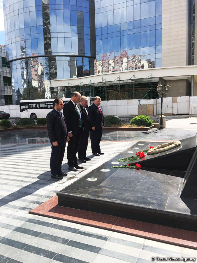 Avstraliya parlamentinin nümayəndə heyəti Xocalı soyqırımı qurbanlarının xatirəsini anıb (FOTO)