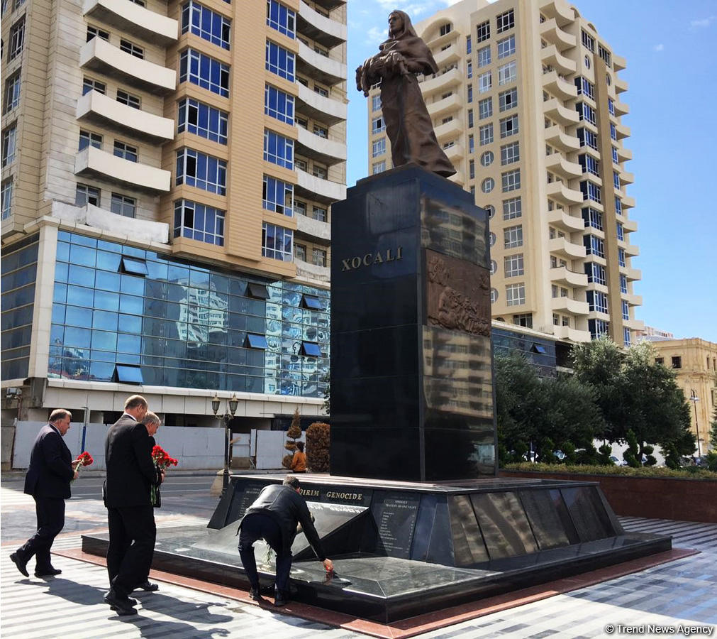 Avstraliya parlamentinin nümayəndə heyəti Xocalı soyqırımı qurbanlarının xatirəsini anıb (FOTO)
