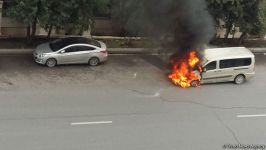 "Azərbaycan Nəşriyyatı"nın qarşısında avtomobil yandı (FOTO)
