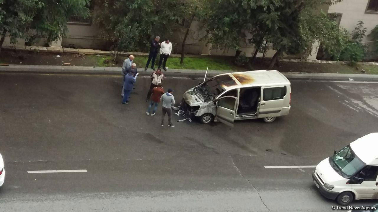 "Azərbaycan Nəşriyyatı"nın qarşısında avtomobil yandı (FOTO)