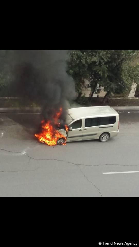 "Azərbaycan Nəşriyyatı"nın qarşısında avtomobil yandı (FOTO)