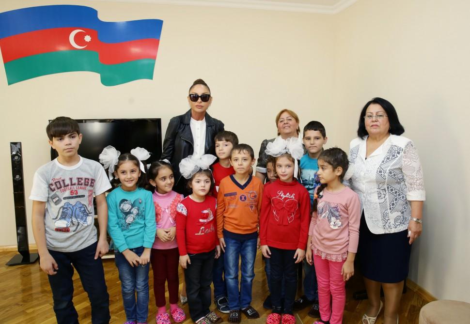 Mehriban Əliyeva Bakıda 3 nömrəli uşaq evində əsaslı təmirdən sonra yaradılan şəraitlə tanış olub (FOTO)