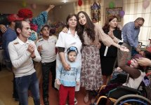 Heydər Əliyev Fondunun vitse-prezidenti Leyla Əliyeva sağlamlıq imkanları məhdud uşaqlar üçün sosial xidmət müəssisəsi və uşaq evlərində olub (FOTO)