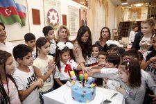 Heydər Əliyev Fondunun vitse-prezidenti Leyla Əliyeva sağlamlıq imkanları məhdud uşaqlar üçün sosial xidmət müəssisəsi və uşaq evlərində olub (FOTO)