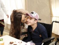 Heydər Əliyev Fondunun vitse-prezidenti Leyla Əliyeva sağlamlıq imkanları məhdud uşaqlar üçün sosial xidmət müəssisəsi və uşaq evlərində olub (FOTO)