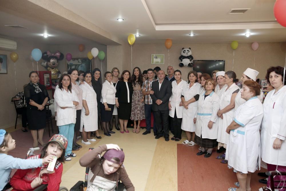 Heydər Əliyev Fondunun vitse-prezidenti Leyla Əliyeva sağlamlıq imkanları məhdud uşaqlar üçün sosial xidmət müəssisəsi və uşaq evlərində olub (FOTO)