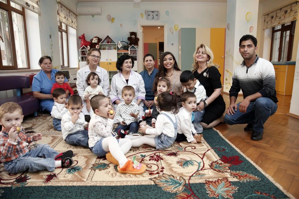 Heydər Əliyev Fondunun vitse-prezidenti Leyla Əliyeva sağlamlıq imkanları məhdud uşaqlar üçün sosial xidmət müəssisəsi və uşaq evlərində olub (FOTO)