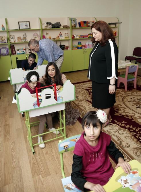 Heydər Əliyev Fondunun vitse-prezidenti Leyla Əliyeva sağlamlıq imkanları məhdud uşaqlar üçün sosial xidmət müəssisəsi və uşaq evlərində olub (FOTO)