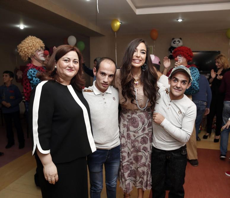 Heydər Əliyev Fondunun vitse-prezidenti Leyla Əliyeva sağlamlıq imkanları məhdud uşaqlar üçün sosial xidmət müəssisəsi və uşaq evlərində olub (FOTO)