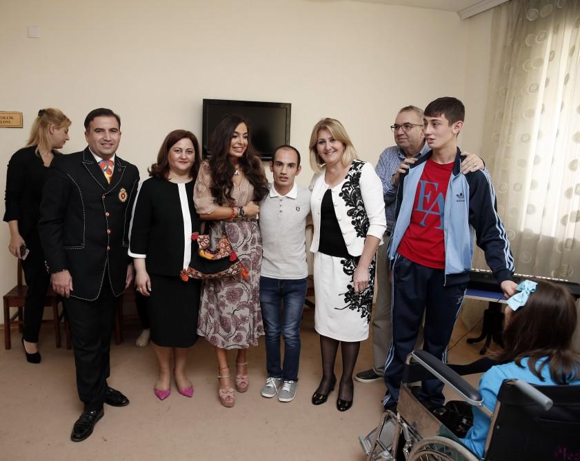 Heydər Əliyev Fondunun vitse-prezidenti Leyla Əliyeva sağlamlıq imkanları məhdud uşaqlar üçün sosial xidmət müəssisəsi və uşaq evlərində olub (FOTO)