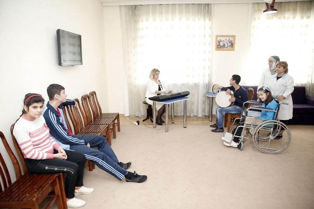 Heydər Əliyev Fondunun vitse-prezidenti Leyla Əliyeva sağlamlıq imkanları məhdud uşaqlar üçün sosial xidmət müəssisəsi və uşaq evlərində olub (FOTO)