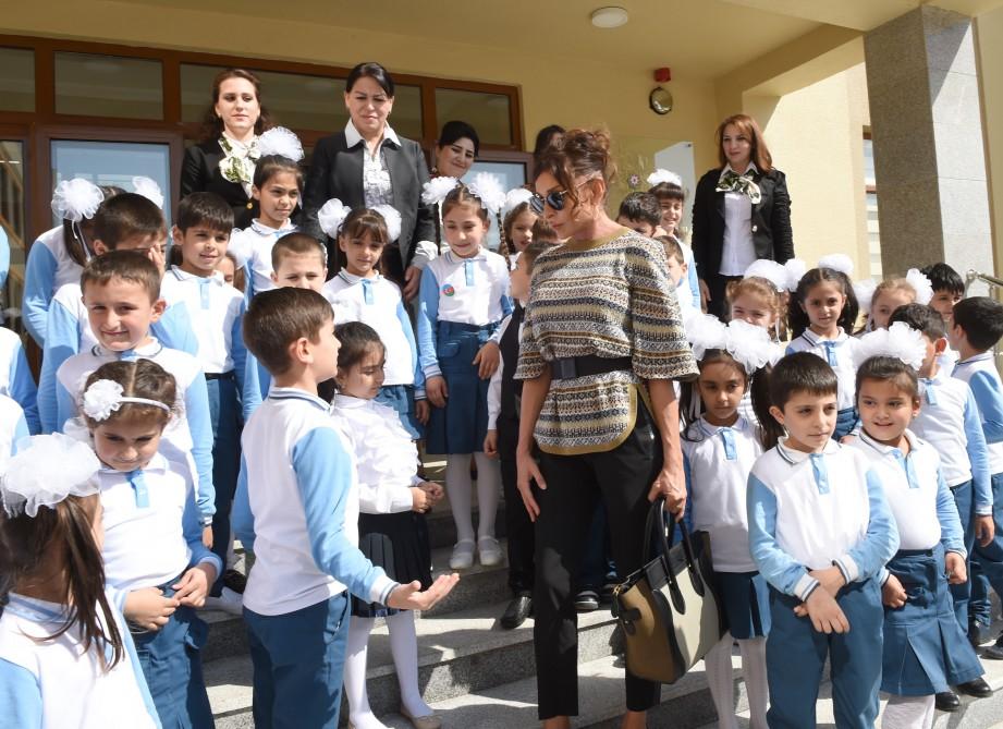 Mehriban Əliyeva Masazırda Heydər Əliyev Fondunun dəstəyi ilə inşa olunan tam orta məktəbin açılışında iştirak edib (FOTO)