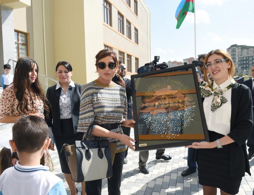 Mehriban Əliyeva Masazırda Heydər Əliyev Fondunun dəstəyi ilə inşa olunan tam orta məktəbin açılışında iştirak edib (FOTO)