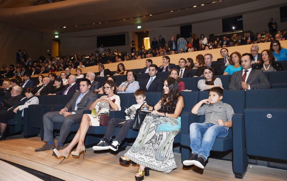 Mehriban Əliyeva və Leyla Əliyeva “Əli və Nino” filminin premyerasında iştirak ediblər (FOTO)