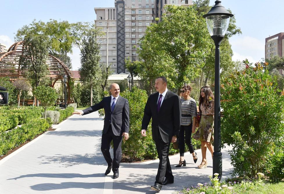 Prezident İlham Əliyev və xanımı Nəsimi rayonunda yeni “Qızılgül bağı” parkında yaradılan şəraitlə tanış olub (FOTO)