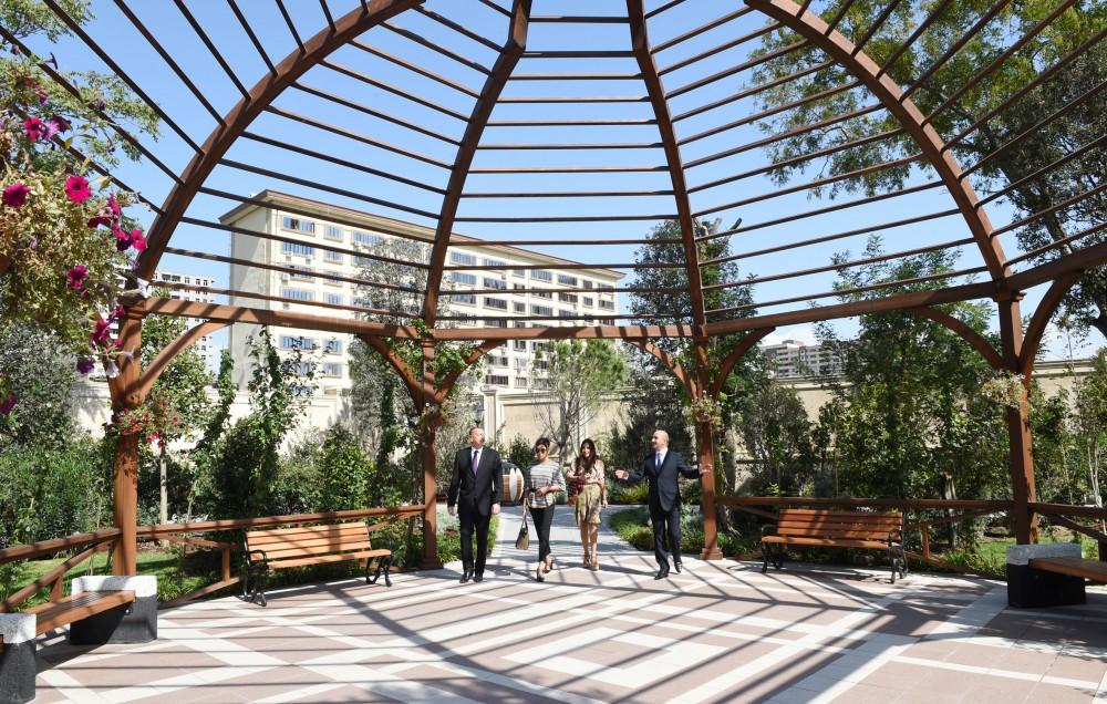 Prezident İlham Əliyev və xanımı Nəsimi rayonunda yeni “Qızılgül bağı” parkında yaradılan şəraitlə tanış olub (FOTO)