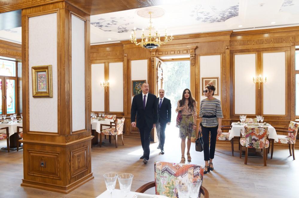 Prezident İlham Əliyev və xanımı Nəsimi rayonunda yeni “Qızılgül bağı” parkında yaradılan şəraitlə tanış olub (FOTO)