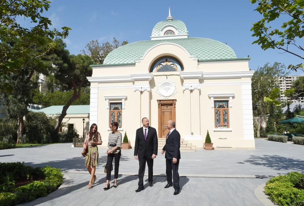 Prezident İlham Əliyev və xanımı Nəsimi rayonunda yeni “Qızılgül bağı” parkında yaradılan şəraitlə tanış olub (FOTO)