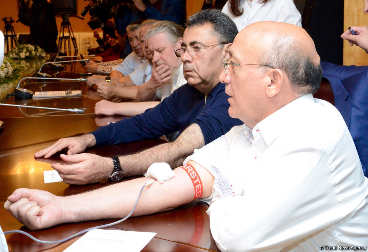 Rəsmilər də qan verdilər (FOTO)