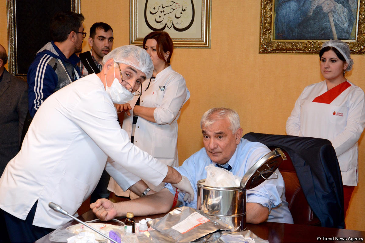 Rəsmilər də qan verdilər (FOTO)