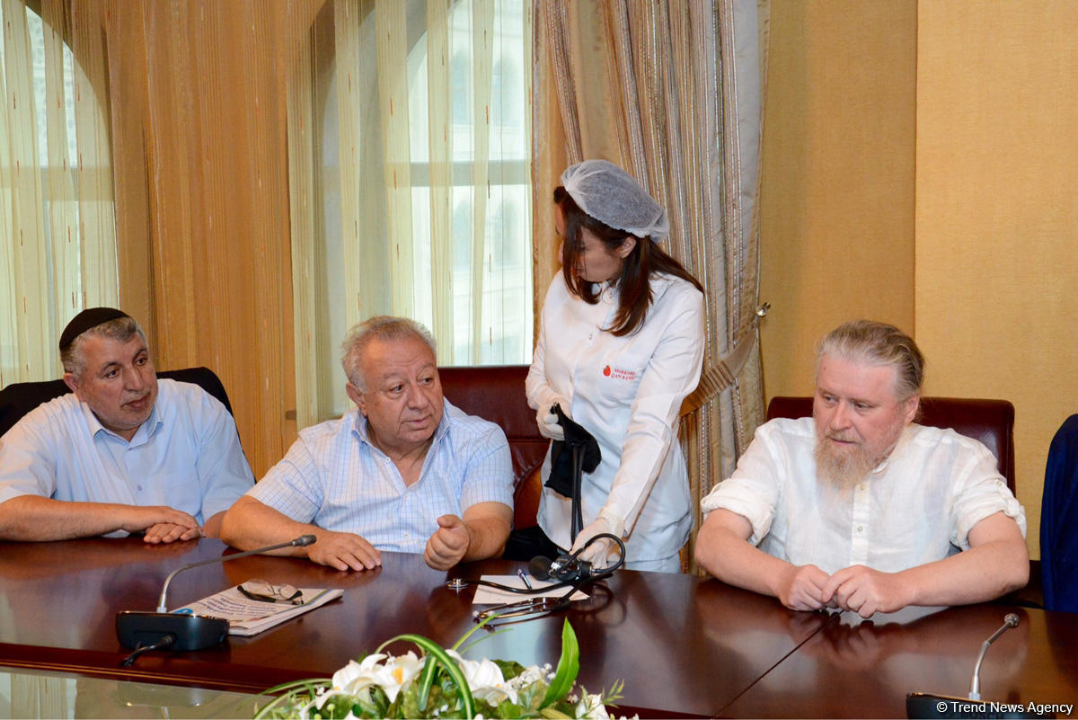 Rəsmilər də qan verdilər (FOTO)