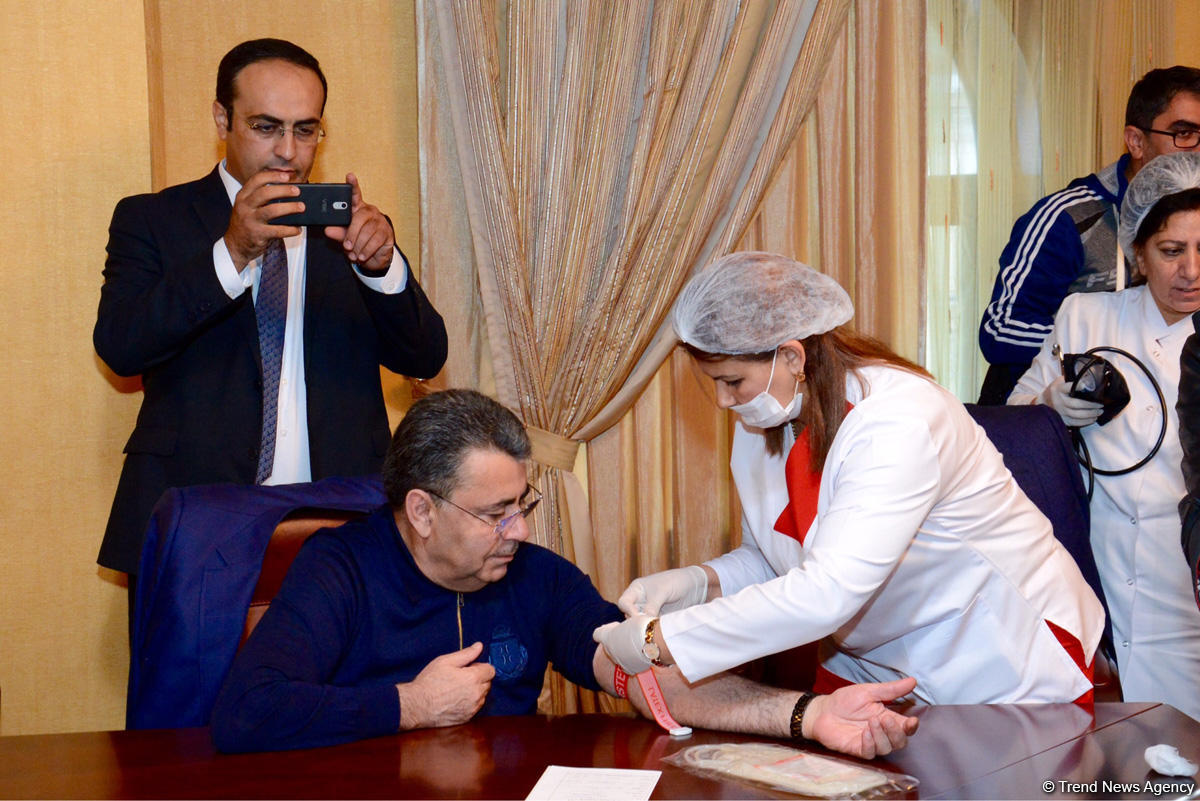 Rəsmilər də qan verdilər (FOTO)